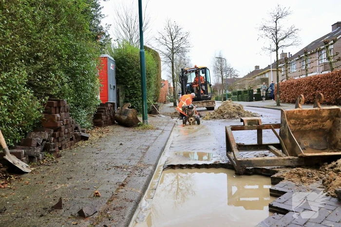 Straat opengebroken door waterlekkage