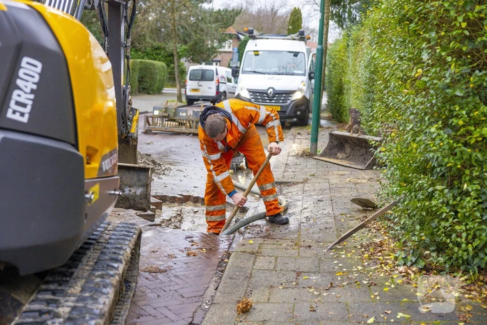 Straat opengebroken door waterlekkage