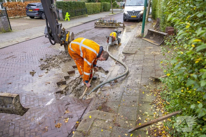 Straat opengebroken door waterlekkage