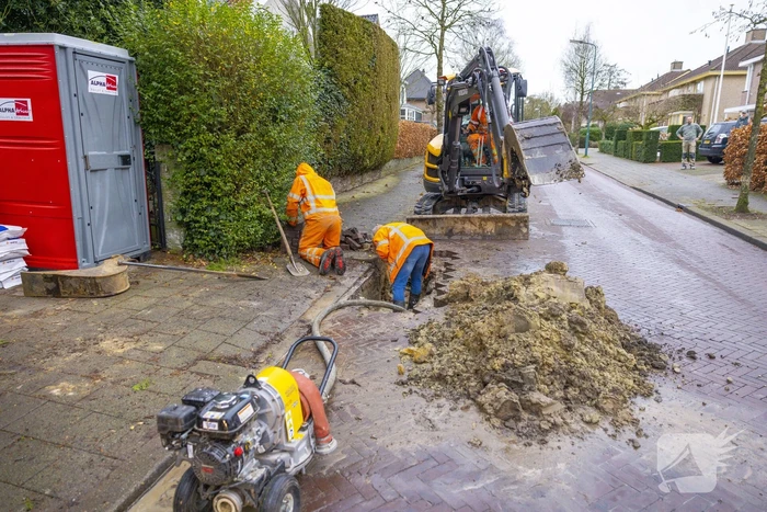 Straat opengebroken door waterlekkage