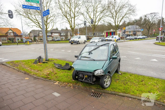 Afslaande brommobiel botst op personenauto