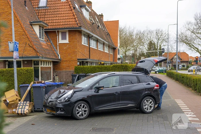 Afslaande brommobiel botst op personenauto