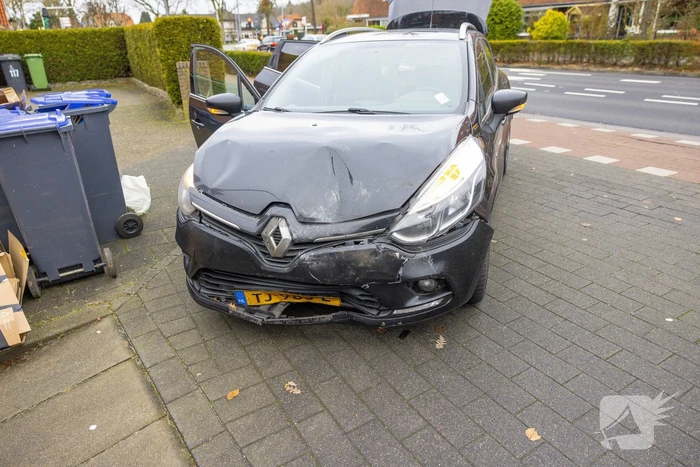 Afslaande brommobiel botst op personenauto