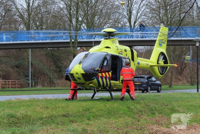 Traumahelikopter landt langs drukke weg