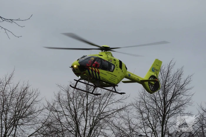 Traumahelikopter landt langs drukke weg