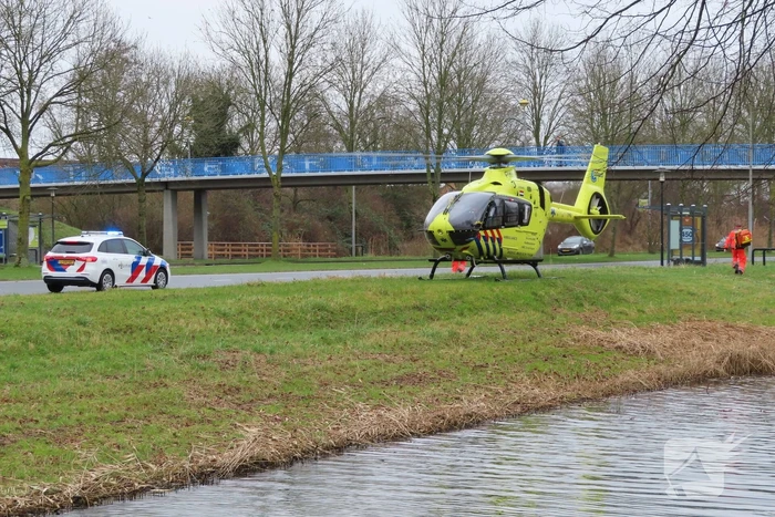 Traumahelikopter landt langs drukke weg