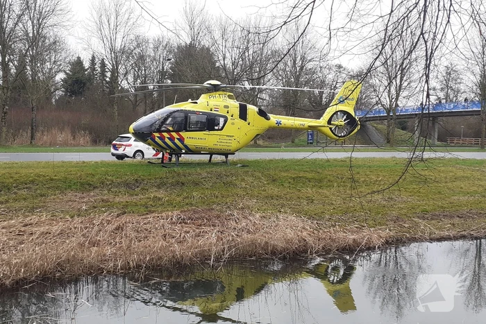 Traumahelikopter landt langs drukke weg