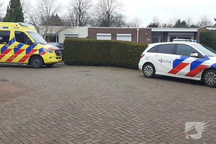 Traumahelikopter landt langs drukke weg