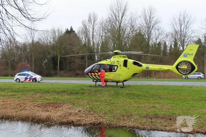 Traumahelikopter landt langs drukke weg
