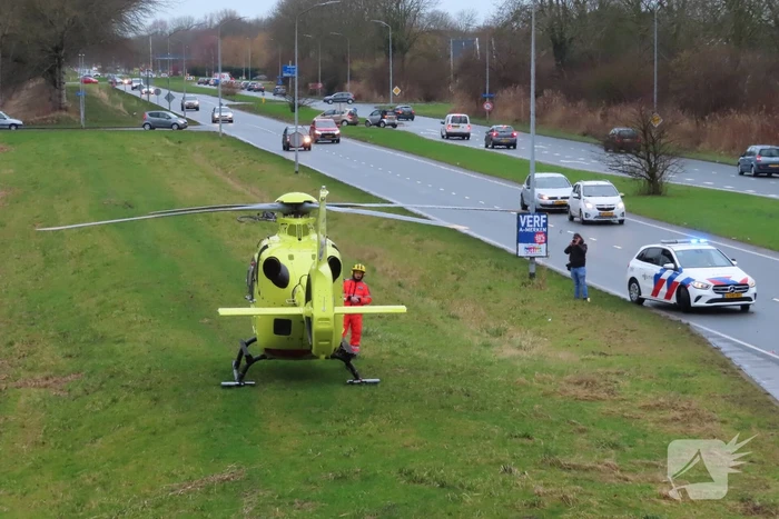 Traumahelikopter landt langs drukke weg