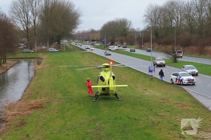 Traumahelikopter landt langs drukke weg
