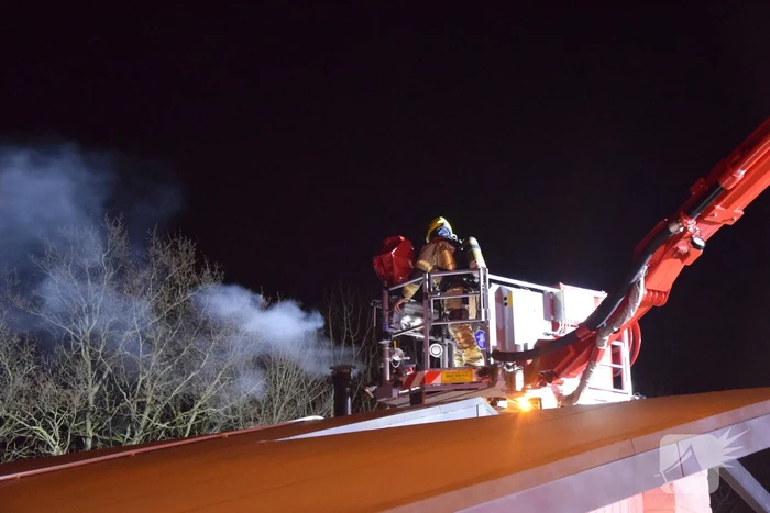 Schoorsteenbrand zorgt voor forse rookontwikkeling