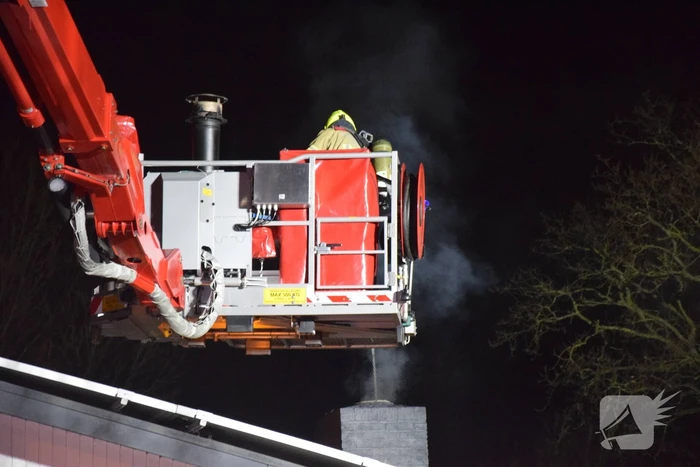Schoorsteenbrand zorgt voor forse rookontwikkeling