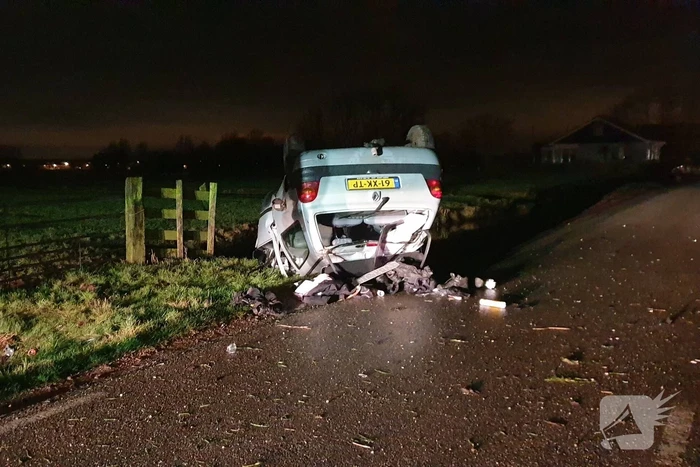 Auto belandt op op zijn kop
