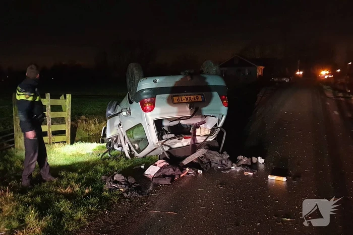 Auto belandt op op zijn kop
