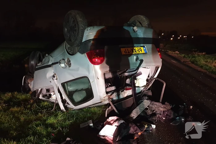 Auto belandt op op zijn kop