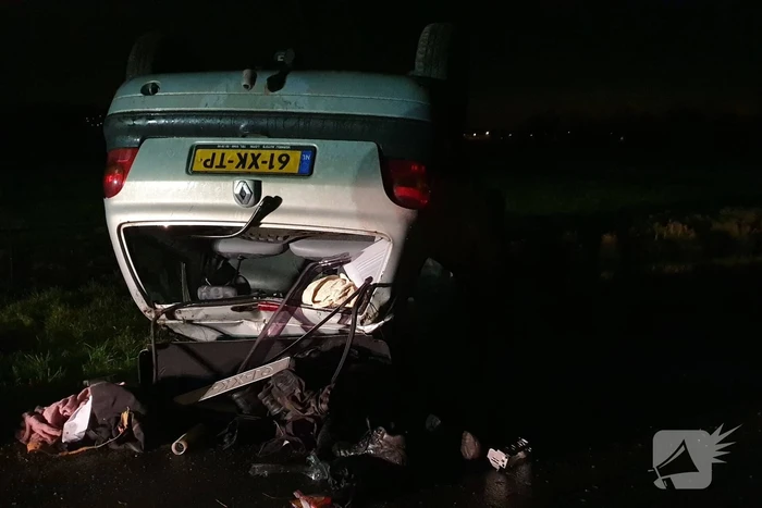 Auto belandt op op zijn kop