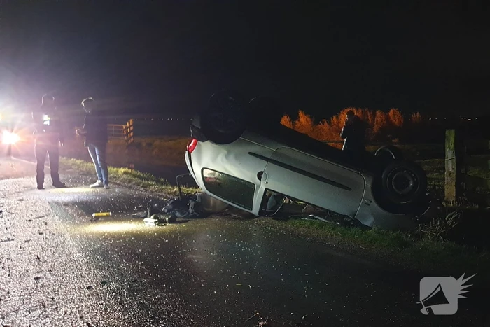 Auto belandt op op zijn kop