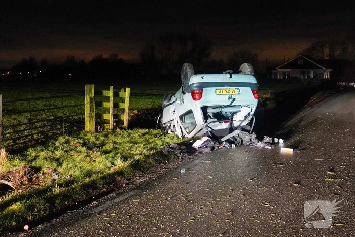Auto belandt op op zijn kop