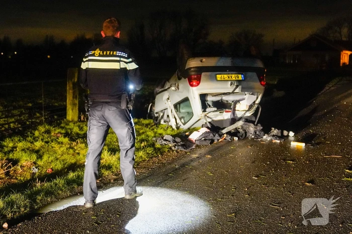 Auto belandt op op zijn kop