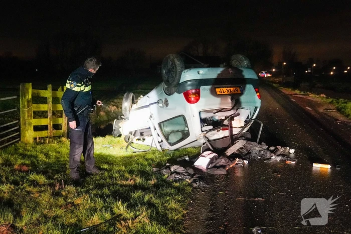 Auto belandt op op zijn kop