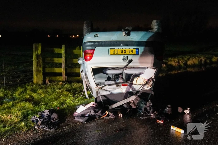 Auto belandt op op zijn kop