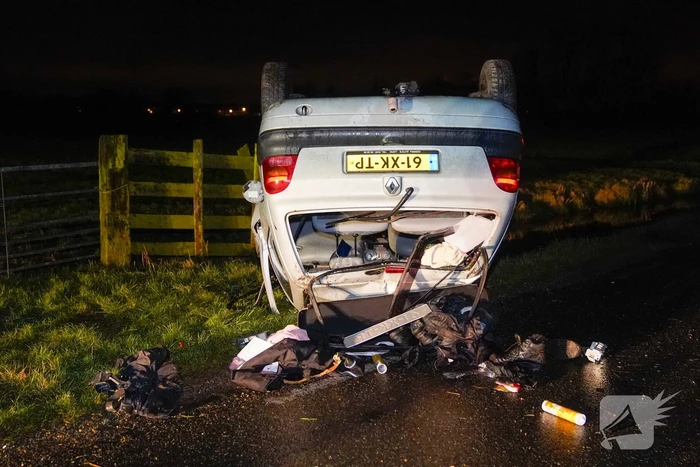 Auto belandt op op zijn kop