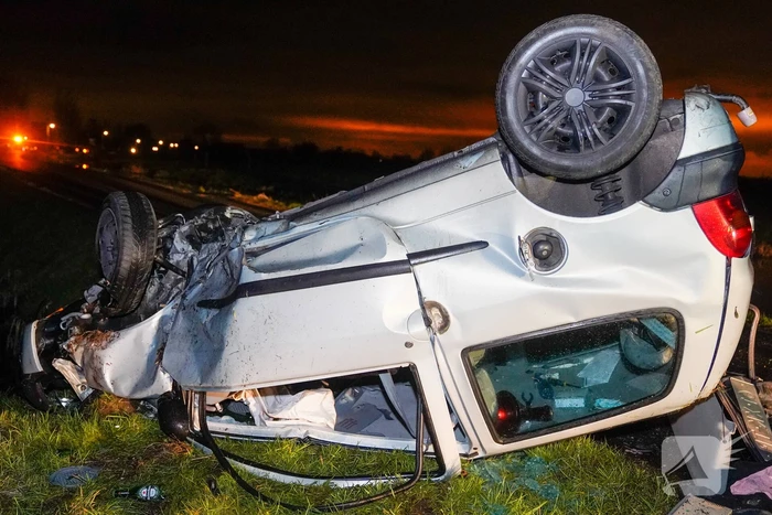 Auto belandt op op zijn kop