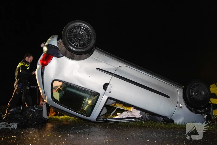 Auto belandt op op zijn kop