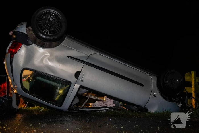 Auto belandt op op zijn kop
