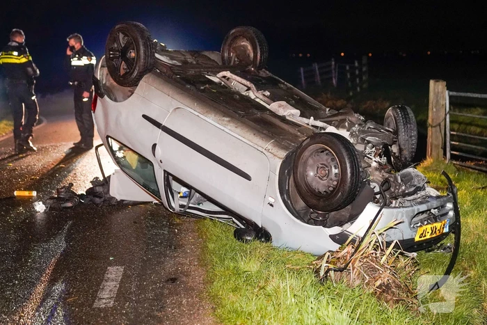 Auto belandt op op zijn kop