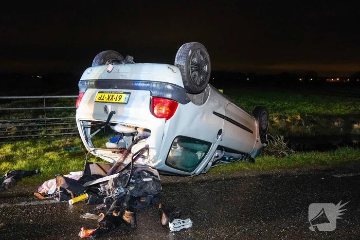 Auto belandt op op zijn kop