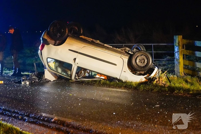 Auto belandt op op zijn kop