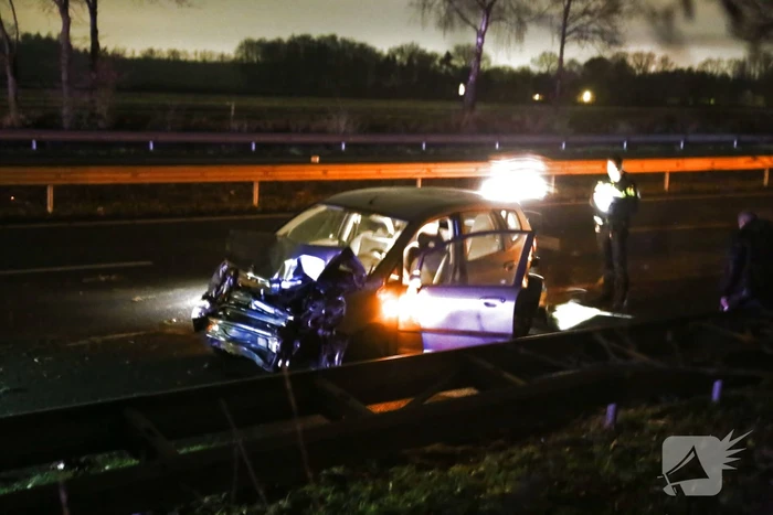 Veel schade na botsing met twee auto's