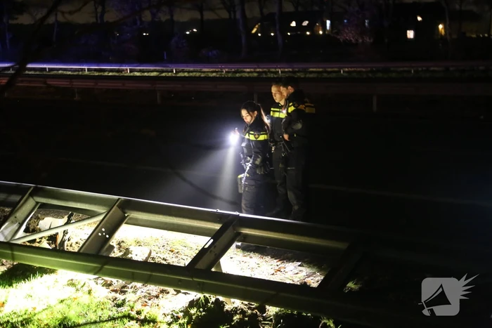 Veel schade na botsing met twee auto's
