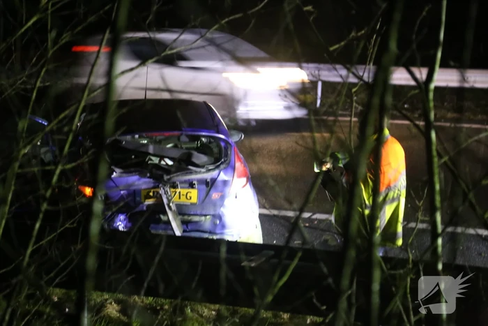 Veel schade na botsing met twee auto's