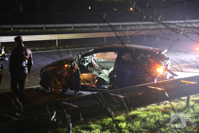 Veel schade na botsing met twee auto's