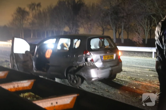 Veel schade na botsing met twee auto's