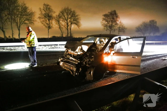 Veel schade na botsing met twee auto's