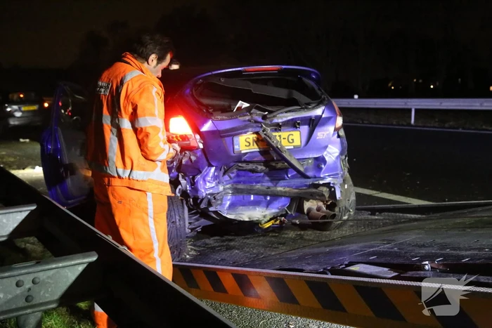 Veel schade na botsing met twee auto's