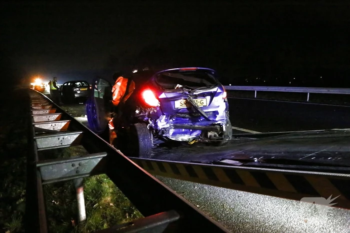 Veel schade na botsing met twee auto's
