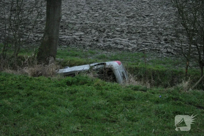 Automobilist schiet van dijk en belandt in sloot