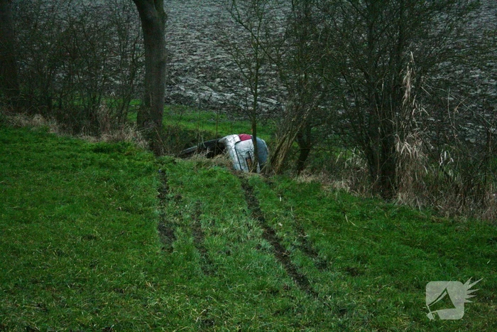 Automobilist schiet van dijk en belandt in sloot