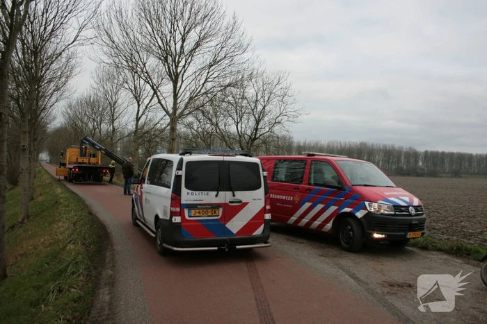 Automobilist schiet van dijk en belandt in sloot