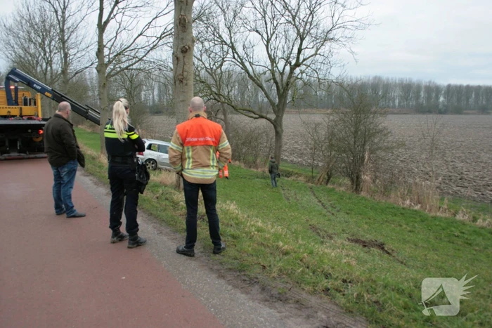 Automobilist schiet van dijk en belandt in sloot