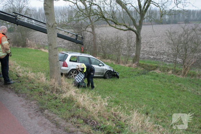 Automobilist schiet van dijk en belandt in sloot