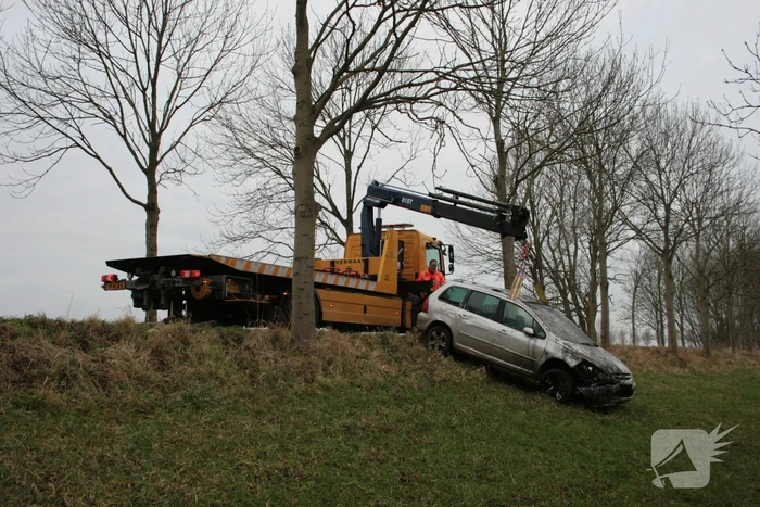 Automobilist schiet van dijk en belandt in sloot