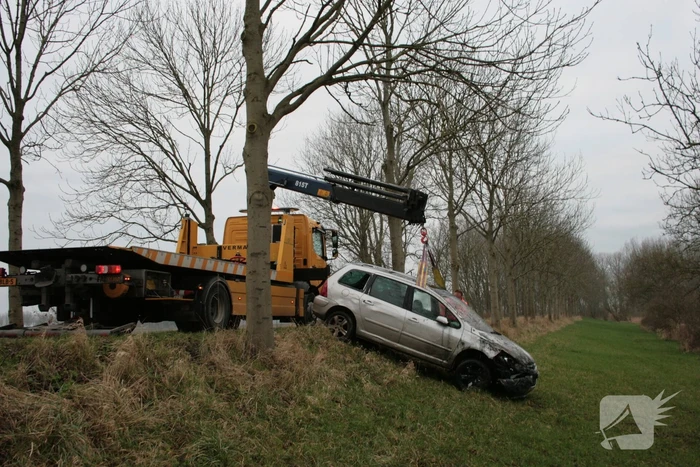 Automobilist schiet van dijk en belandt in sloot