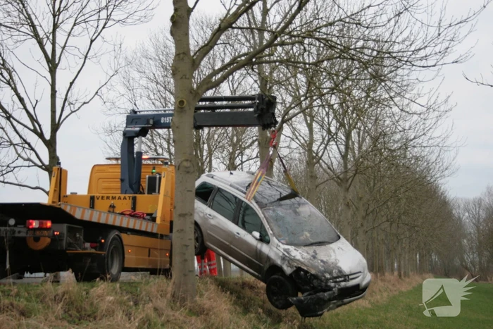 Automobilist schiet van dijk en belandt in sloot