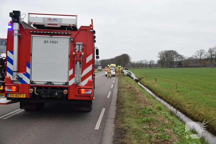 Automobilist belandt in sloot